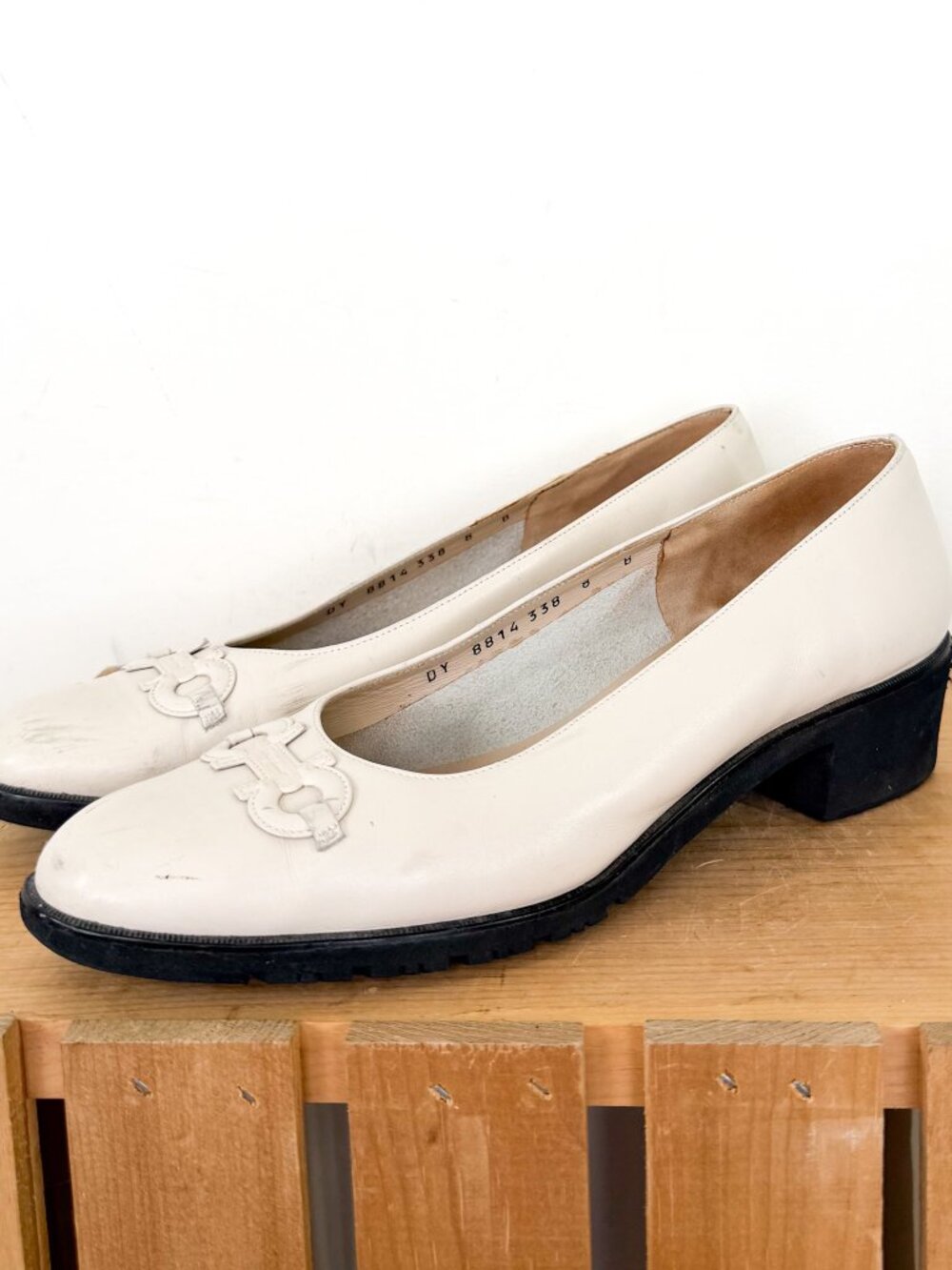Ferragamo Off-White Cream Leather Ballet Low Heel Slip On Shoes Size 8 Women's